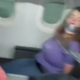 Imagen para el artículo titulado Una pasajera de American Airlines termina "pegada" con cinta adhesiva al asiento tras morder y tratar de abrir la puerta del avión